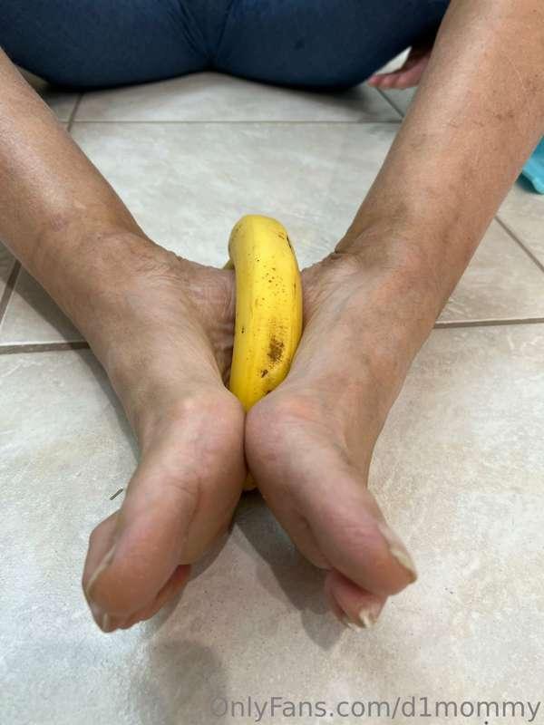 BIG mama loves a good banana 🤭 Let me rate yours in the DM’s..