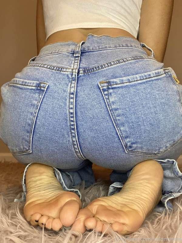 There’s just something about being barefoot in jeans 🥵