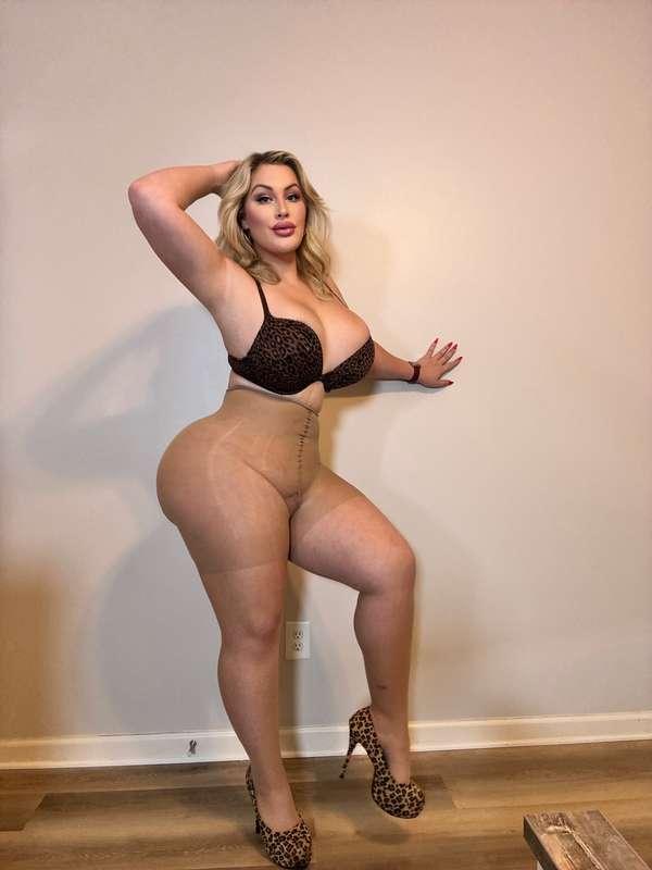 Wowza, mommy looking hot huh? 😈