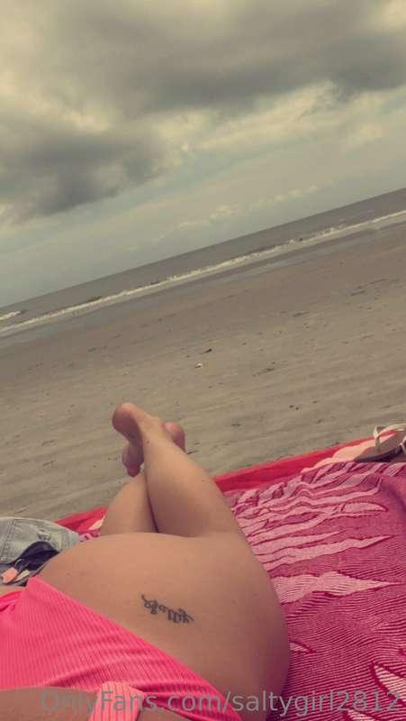 Beach day 🍑🌊 if you’re lucky you can join me 😝