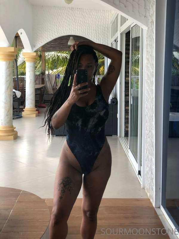 Una fotitos quitándome este body 😈 te gusta este color en mi..