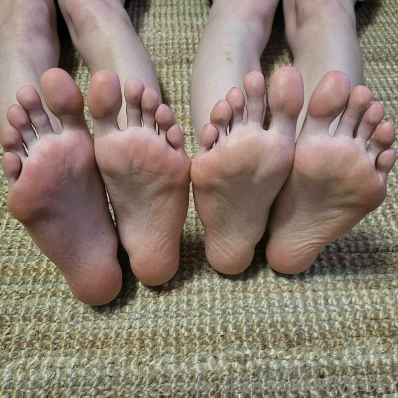 👣👣🦶🦶❤️❤️