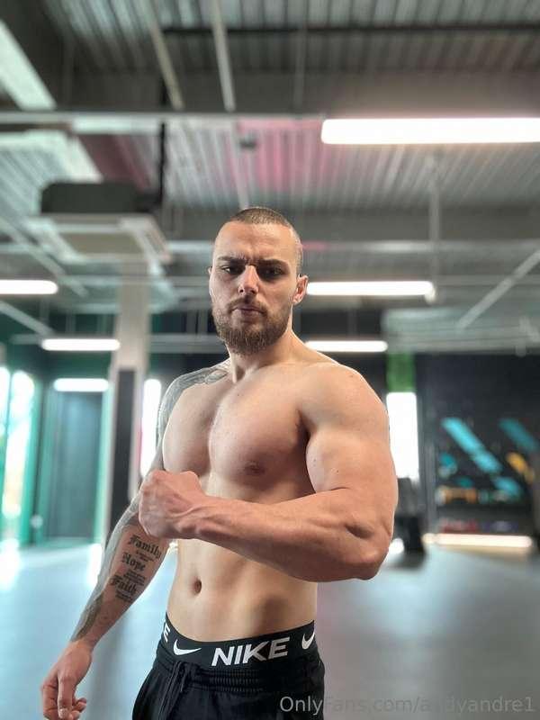 Make a pose... and send me,surprise me🔞