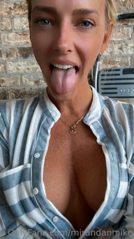 The little dresses she always wears… never with panties🤤