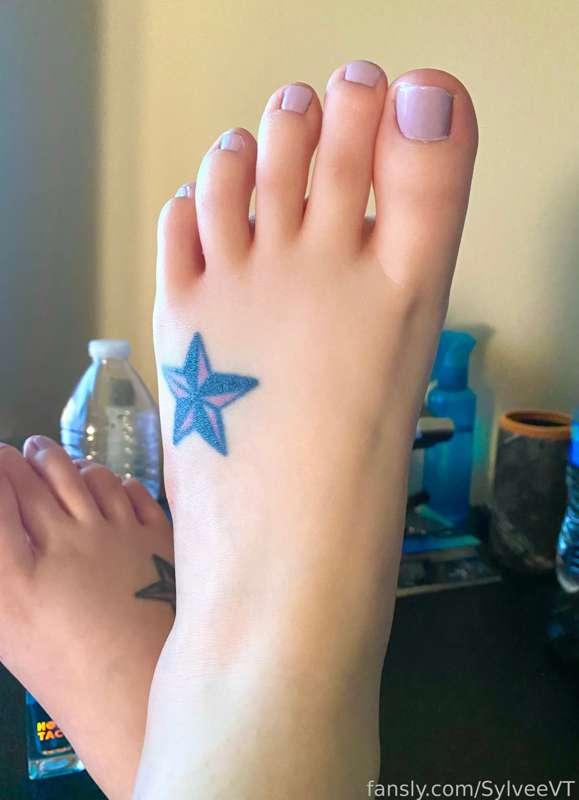 New nail color for the toes 😊💜
