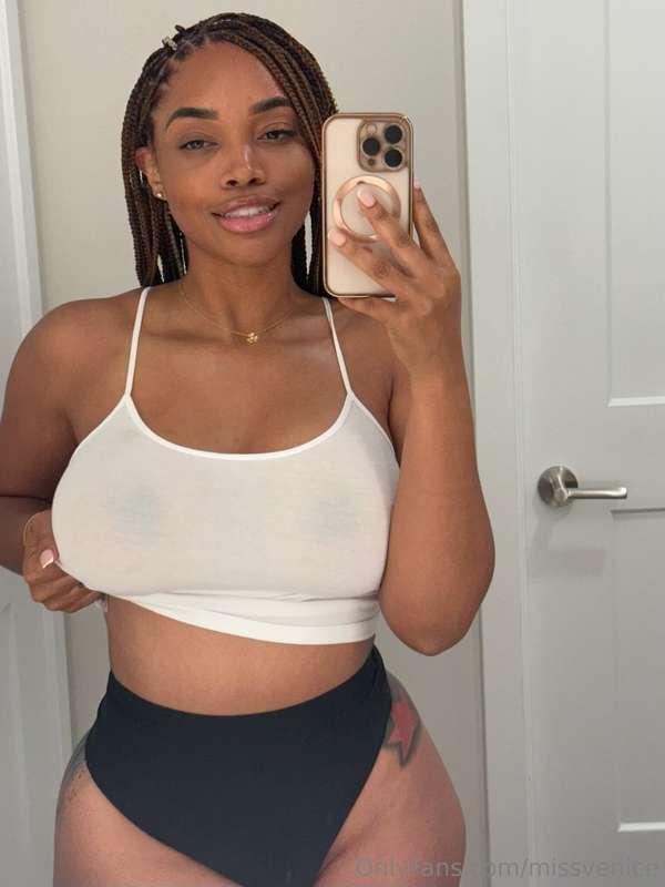 Did this selfie just steal your focus? 👀😉