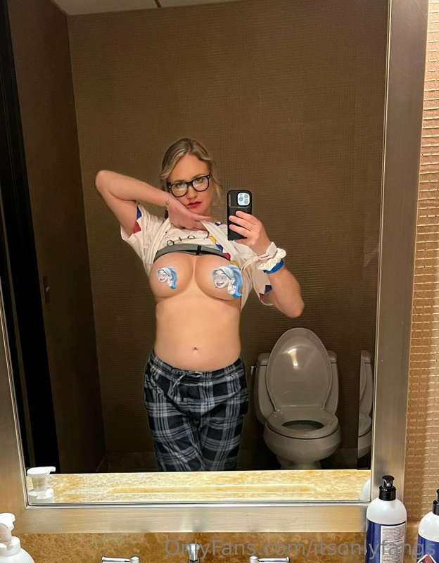 Ever wonder what Taylor Swift looks like topless? Check your..