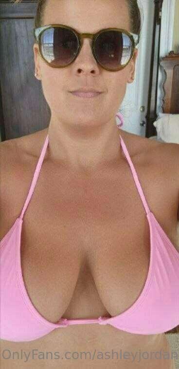 Fresh and naughty 🐱 in my pink bra.😏 Want a peek?" 💕
