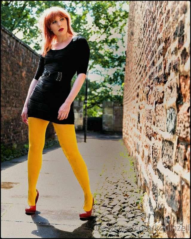 Some ace new pics by Gerard56 - colour clashing pantyhose an..