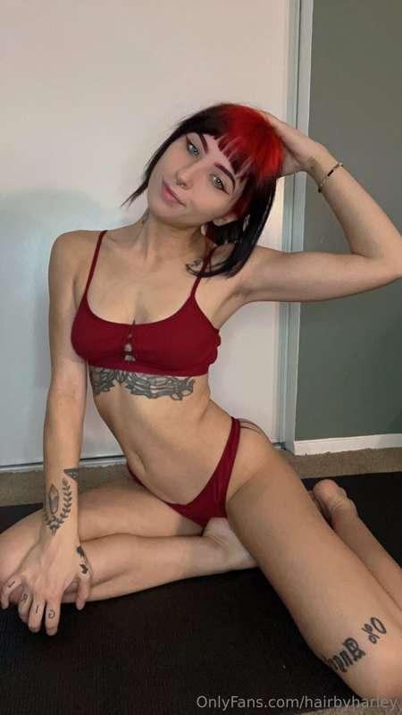Wanna stretch with me?? 🧘🏼‍♀️ It’s good for you! ;)