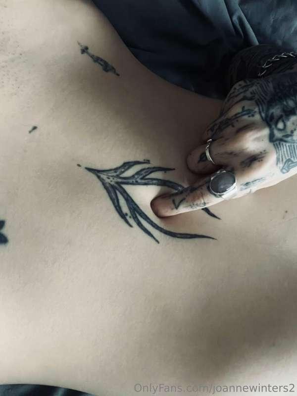 Unlock for a morning spontaneous navel fingering session 🤍