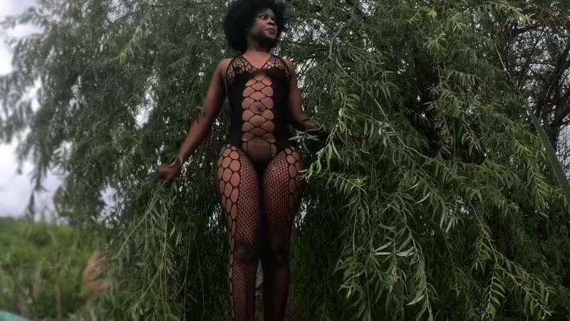 Sexy.... in the wilderness🍑 