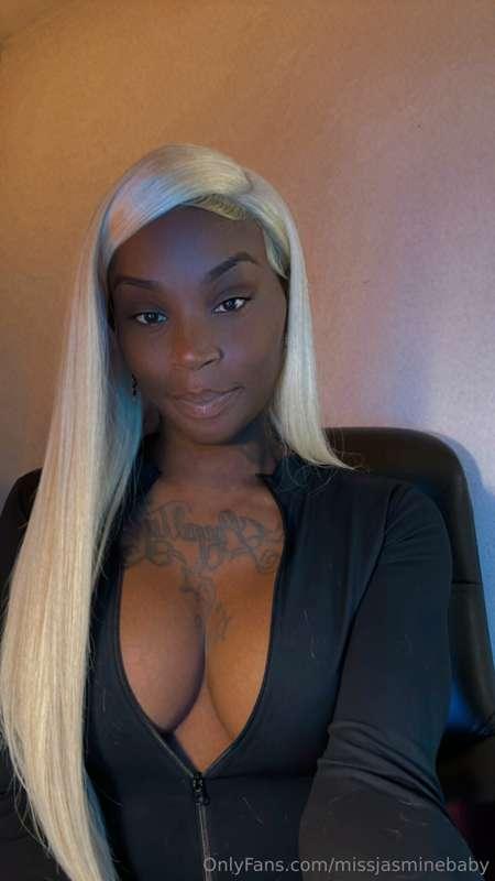 It’s Tuesday ✨👱🏿‍♀️🍪🍪 do you like me in blonde ? 💛🤎