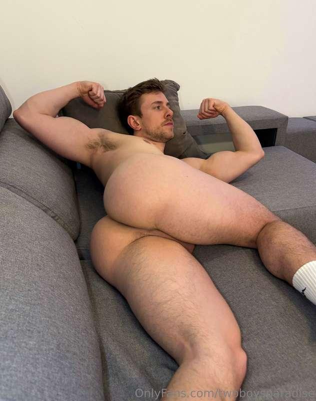 Big biceps and big booty 😈