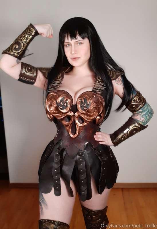 I cosplayed as Xena today :3 I'm way too tired to edit any p..