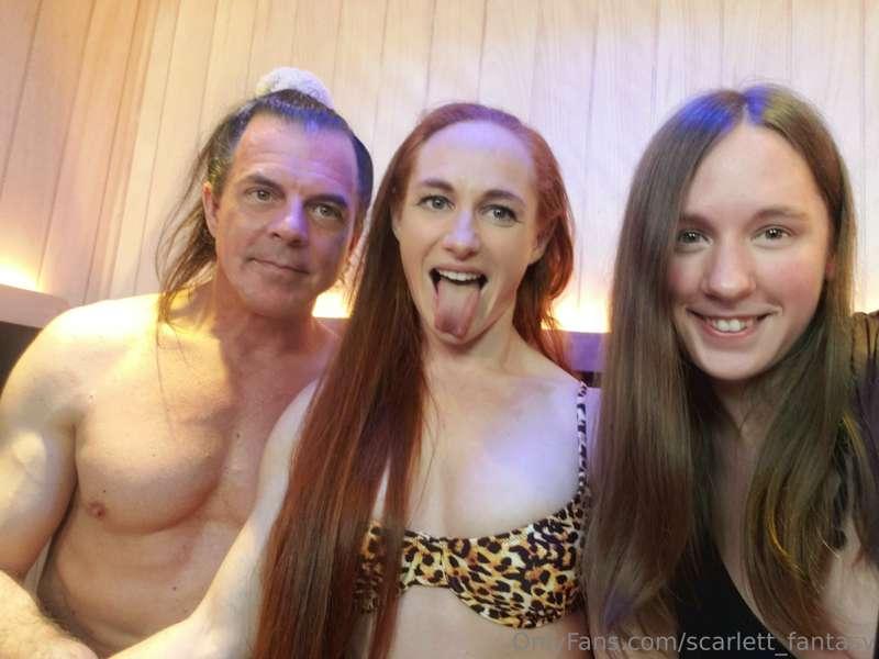 On now! www.chaturbate.com/scarlett_fantasy