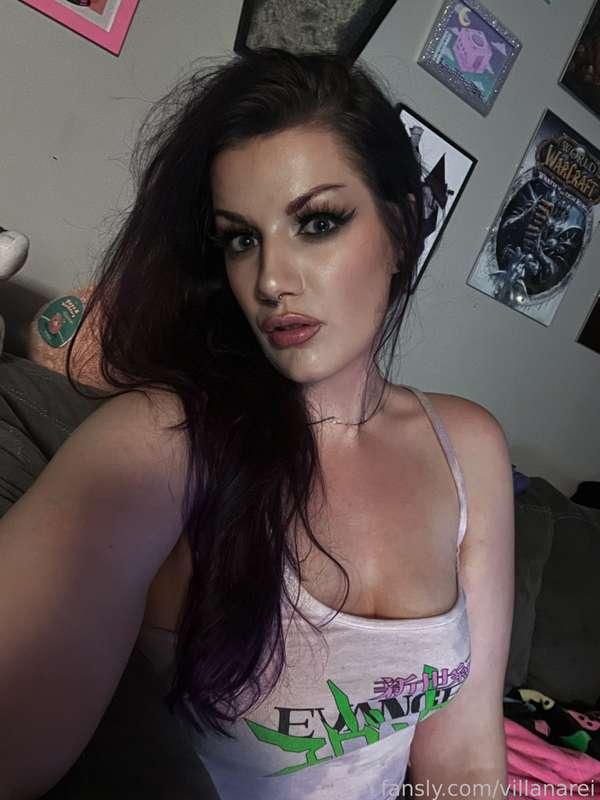 Some dark n moody selfies with my messy hair ✨

#fyp #tall #tallgirl #goth #gothgirl #altgirl #alternative #purplehair #thicc #musclemommy #messyhair #tanktop #clavicle #cleavage #eyeliner #flexing #muscular