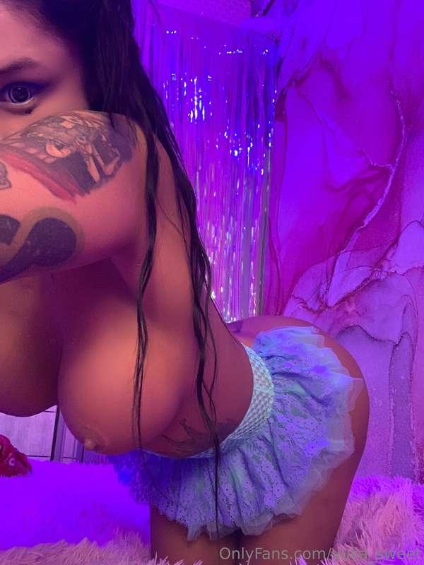 I'm ready to get naughty😈
To take a bath or roll around on t..
