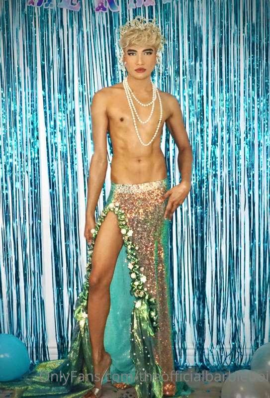 HAPPY BIRTHDAY TO MEEEEEEE. Watch me go from mer-boi to a re..