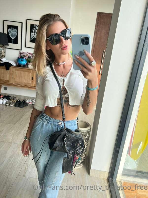 Take my hand, let’s go for a walk around the island😻