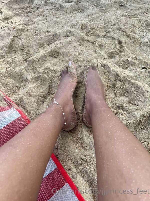 Beach day 🦶🏾🏖
