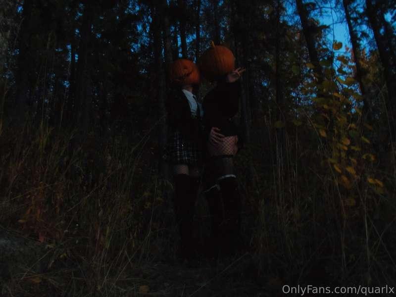 Let’s get spooky! 🎃🐾🖤 