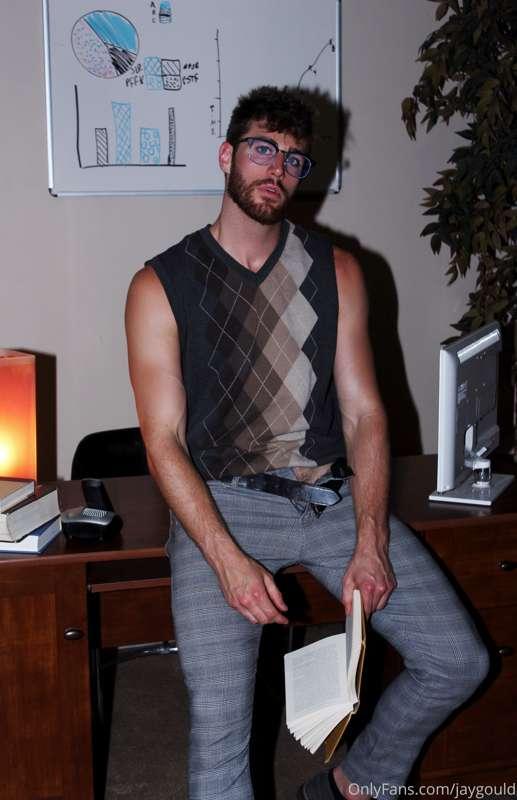 It’s true. Nerdy boys are more hung 🤓🤫