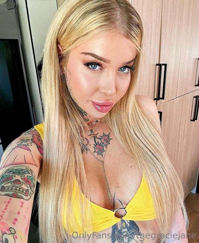 Yellow got me in a good mood 💋🫶