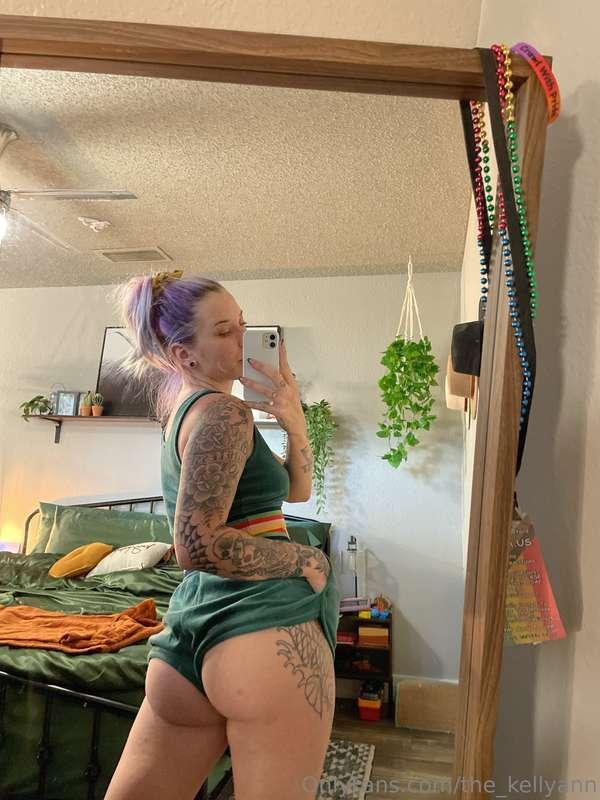 Monday blues got you down? Cum over to my **VIP** @the_kelly..