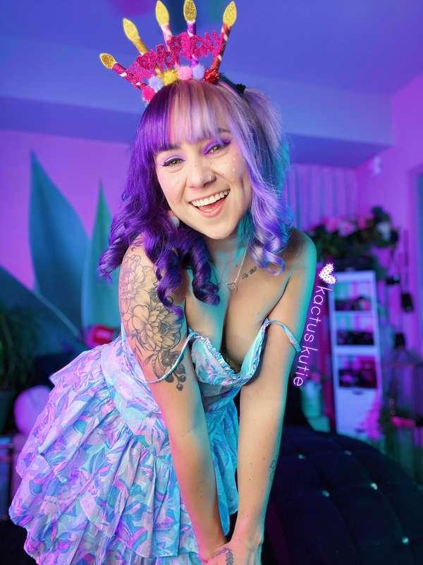 happy birthday to me! 🥰🎁🌵💕✨

let’s celebrate! check here for all the birthday sales + celebrations this month!
https://fansly.com/post/631229189508308993

#bday #birthdaygirl #hairygirl #hairybush #altgirl #dyedhair #tinytitties #tattooed #cutegirl #smile