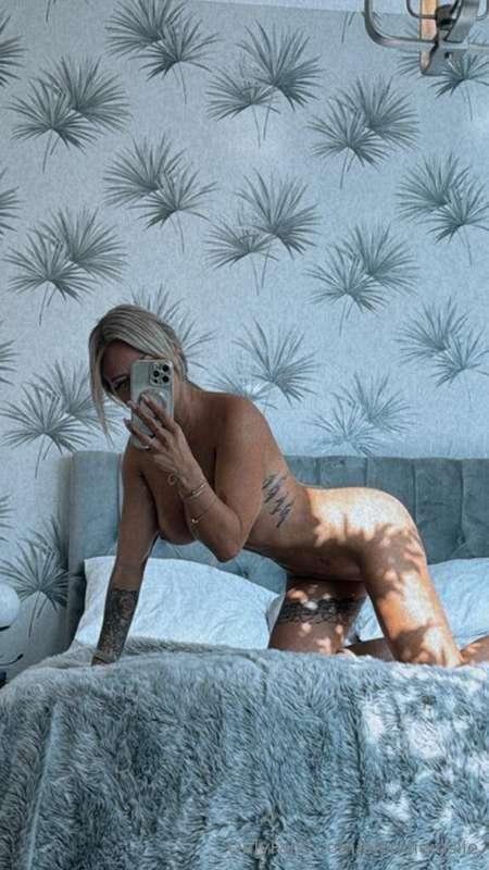 This ass wants your first attention!
Ce cul veut ta première..
