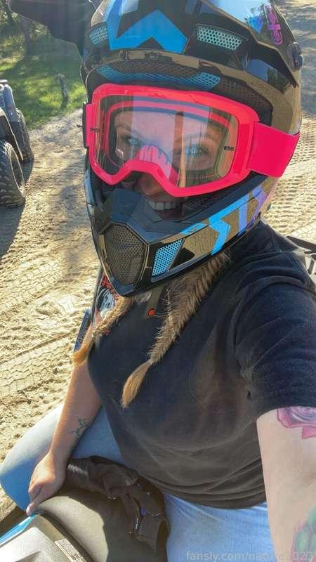 Perfect day for riding! Hope everyone is having a good weekend so far!

#fyp #naturedani #fourwheeler #bluecollar #riding #outside #natural #thick #pawg #bbw #chubby 