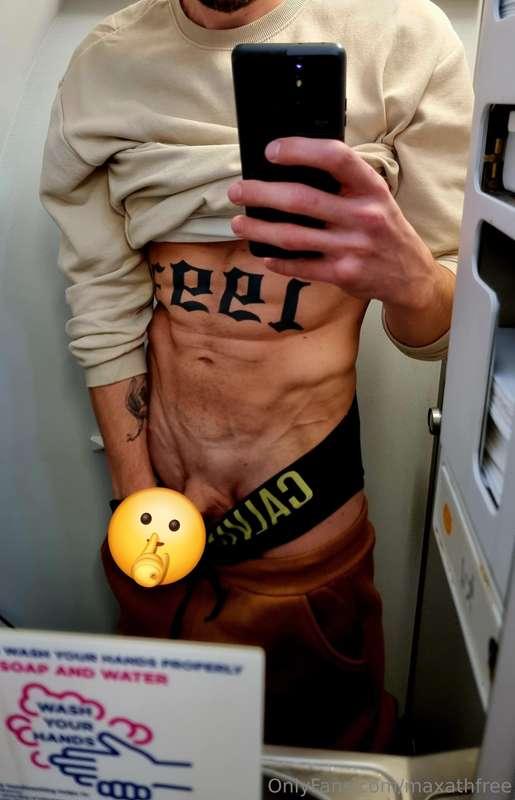 Play in the plane toilet? 😏
@maxaesthetics