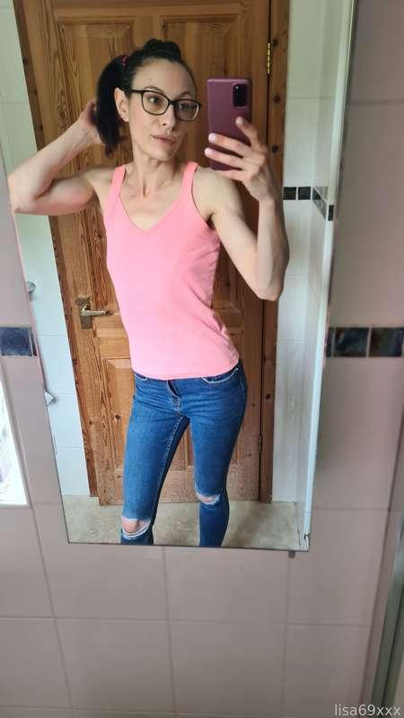 Here I am 😇
Getting back on it ❤️
I'll make some content and get answering messages later today. 
I hope your all well 😘