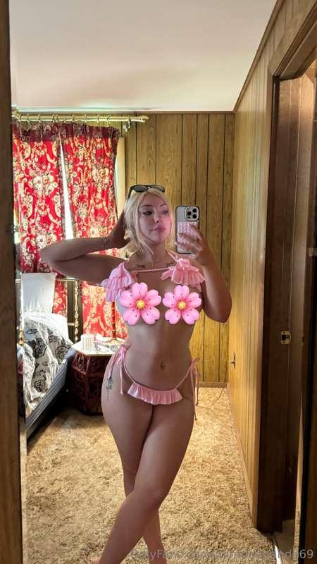 wanna see what’s under the 🌸🌸 tip 15$ and message me when yo..