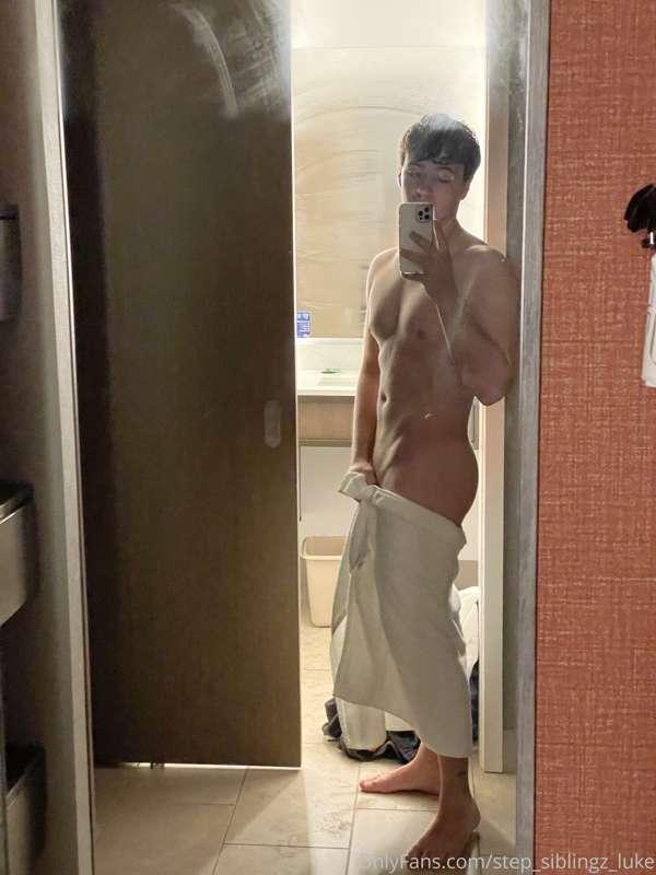 Check out these sexy nudes from my hotel room😏