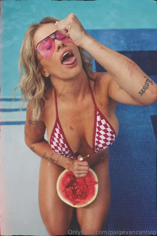 Do you like my melons?? 🍉