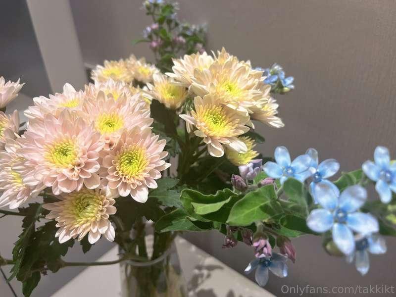0507  我在給家裡的插花剪枝 我說「菊花又好看，花期還長 老婆突然來了一句 「是它好看，還是我的菊花好看？  😅😅😅..