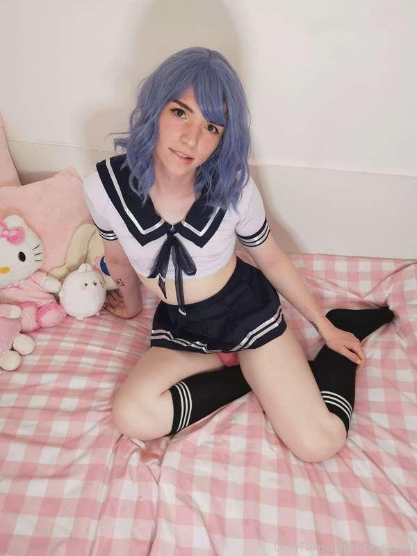h e y ! 	(＠＾◡＾) can I be the anime school girl of your dream..