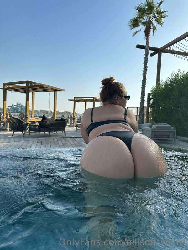 come and join me in the pool 🏄‍♀️