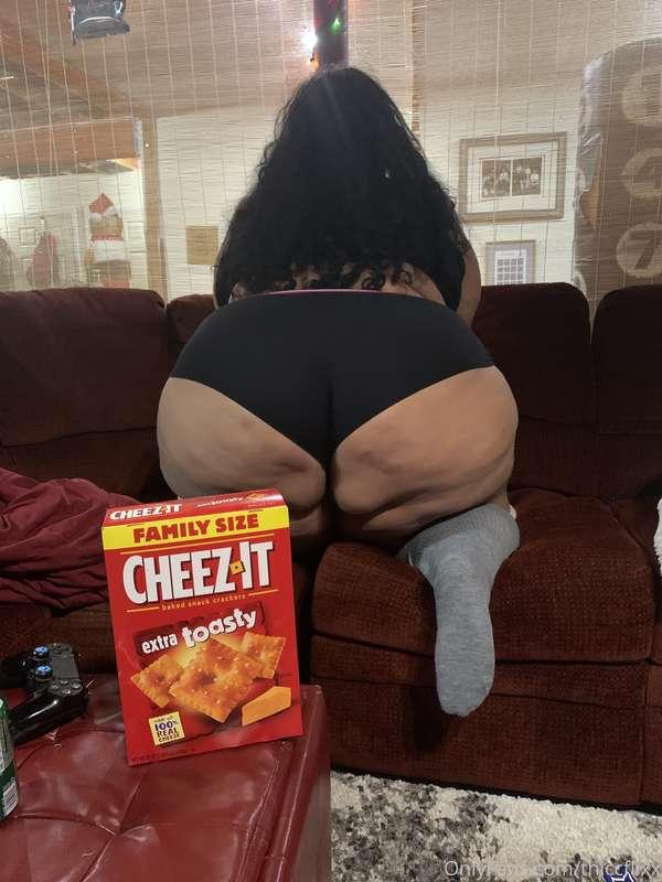 A little snack before you fuck my brains out 🥰