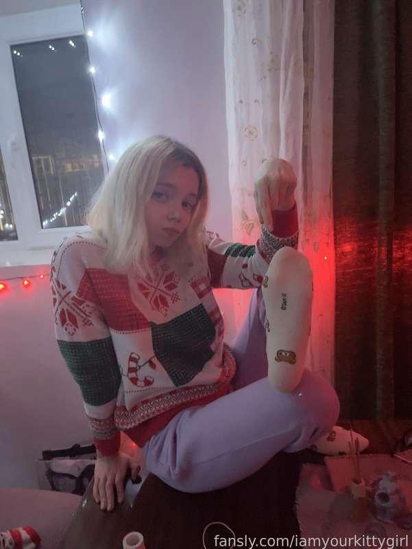 nah u guys are too easy #sph #goddess #findom #femdom #socks #feet #footfetish #soles #tits #lingerie #petite #humiliation #sub #nylons #tights #ass #brat #fyp #finsub #smoking #smokingfetish #pussy #porn #joi #cei 
