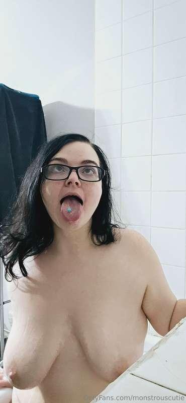 Wanna blast your load all over my pretty face and oiled up t..