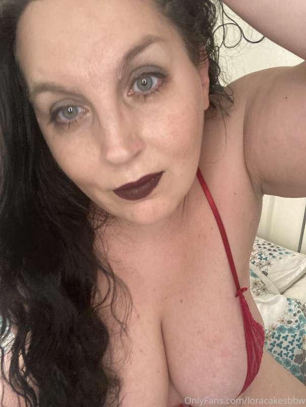 Dont forget to give my tits some attention too🥰