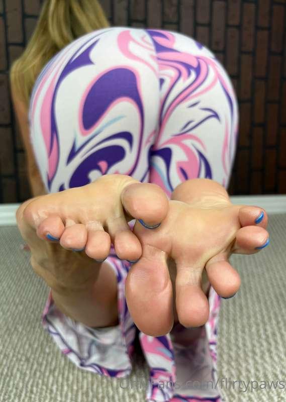 EDC slut with blue toes teasing you before giving a footjob ..