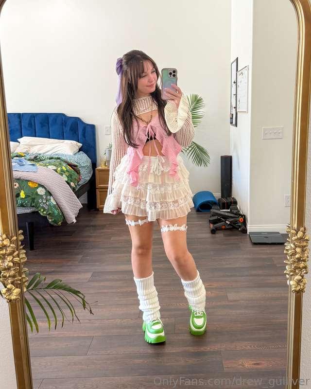 Another outfit that I wore the other day while filming! 💖 I ..