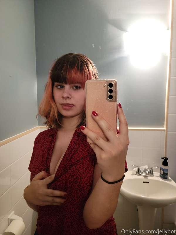 sneaky bathroom selfies