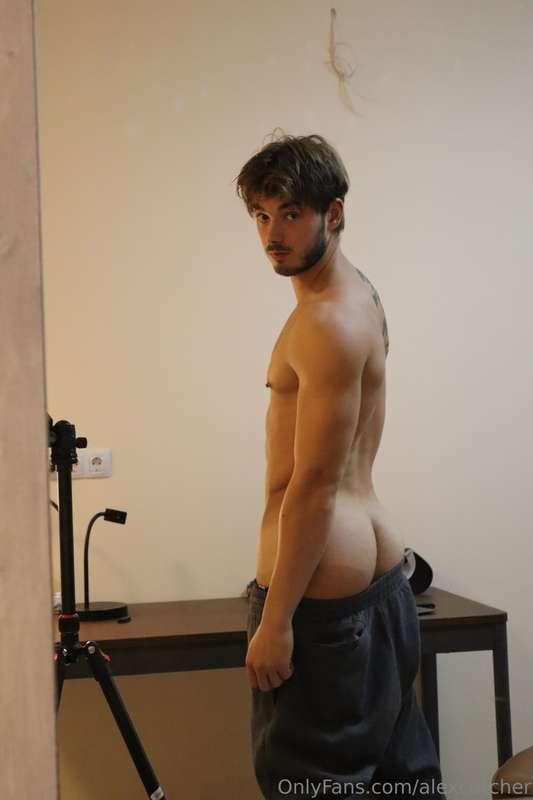 This mirror shot’s got me feeling extra naughty today… and y..
