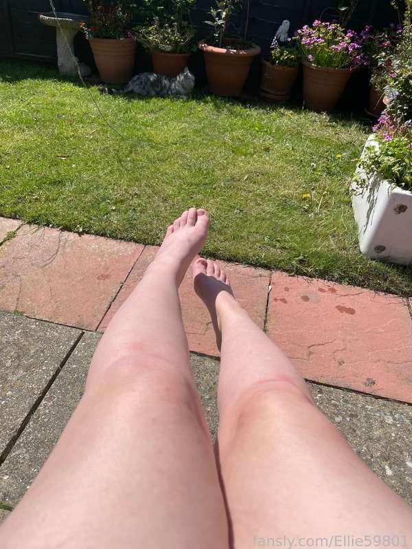 Outside in the sun with my bare feet in the grass tickling my soles 👣😍 #fyp #feet #footfetish #foot #fetish #soles #toes #legs #hot #sexy #horny #pawg