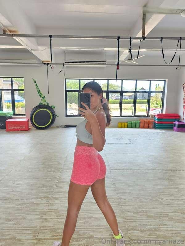 Like this if my ass would stop you in your tracks🍑
